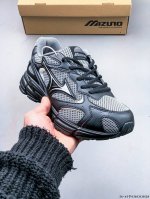 200 美津浓Mizuno Racer S 软底轻便缓震运动跑步鞋！ Racer S以其软底、轻便和反光特点受到许多跑者的青睐。这款鞋子采用了加厚鞋底和轻质Ev
