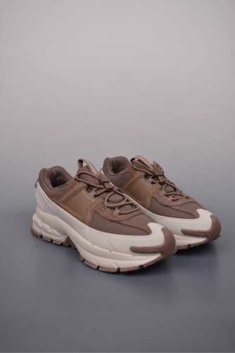 260 耐克Nike Zoom Vomero Roam 5 Roam 复古跑五代休闲运动慢跑鞋 简洁设计 功能性强 防水防撕裂鞋面 鞋带也改成了束绳设计 上脚