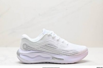 公司级nike Journey Run 2024跑步鞋 使用了新型的缓震材料 脚感偏韧 后跟有加厚的海绵填充 鞋子前掌和后掌做了加宽设计 增加了跑步时的稳定性