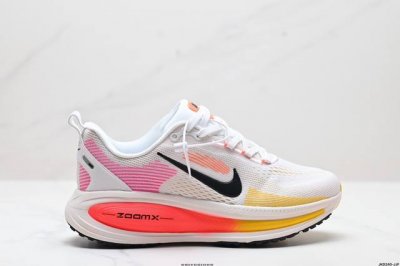 公司级Nike Vomero 18 耐克 舒适减震防滑 低帮跑步鞋 全掌Reactx泡绵中底 前掌和后跟还配备了Air Zoom气垫单元 据说跑起来更快更舒适哦