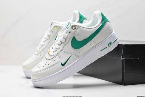 真标耐克Nike Air Force 1“07空军一号低帮百搭休闲运动板鞋。柔软、弹性十足的缓震性能和出色的中底设计，横跨复古与现代的外型结合，造就出风靡全球三