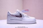 公司级耐克Nike Air Force 1“07空军一号低帮百搭休闲运动板鞋。柔软、弹性十足的缓震性能和出色的中底设计，横跨复古与现代的外型结合，造就出风靡全球