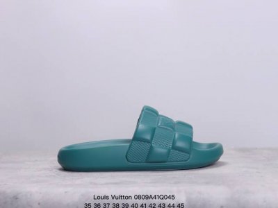 lv 拖鞋系列 Louis Vuitton 沙滩休闲拖鞋 Louis Vuitton Lv 路易威登 浮雕 潮流经典魔术贴一字拖鞋延续经典 上脚舒适性极好 鞋轻