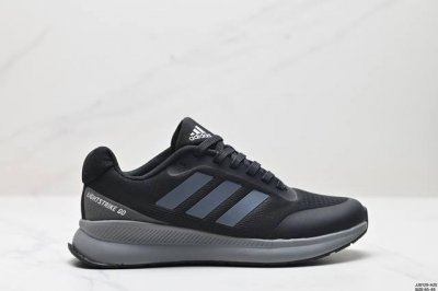 真标adidas Duramo Sl轻盈跑鞋 Adidas跑鞋设计总是呈现出一种经典低调的感觉，但ultra Boost与alphabounce这两个系列的出现