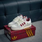 核心私 Adidas Forum Low Cl 低帮百搭潮流休闲运动板鞋 以复古篮球鞋的外形为基础 采用皮革拼接 简约百搭 更加贴合舒适 中底内侧网格造型起到点