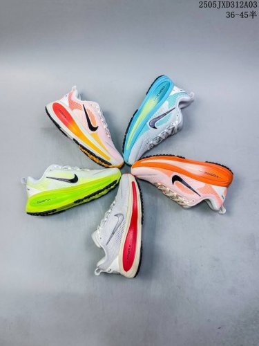 公司级 耐克 Nike Vomero 18 厚底增高老爹运动跑步鞋。全新 Vomero 提供比以往更多的緩衝效能以及該系列有史以來最高的鞋底高度，結合 Nike