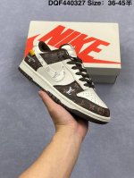 公司级 耐克 Nike Dunk Low Retro 运动鞋 2025年新款 经典复古板鞋 。作为 80 年代经典篮球鞋款，起初专为硬木球场打造，后来成为席卷街
