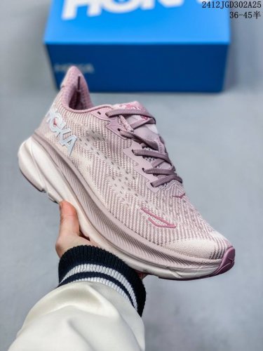 公司级小红书推荐hoka M Clifton 9 全新配色 这个品牌来自于新西兰的毛利语，Hoka表示大地，One One表示飞越，连起来就是飞越地平线，One
