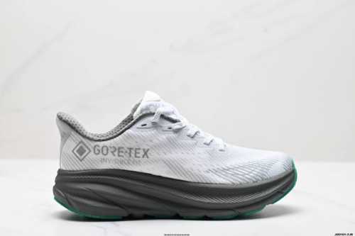 公司级小红书推荐Hoka M Clifton 9 全新配色 这个品牌来自于新西兰的毛利语，Hoka表示大地，One One表示飞越，连起来就是飞越地平线，One