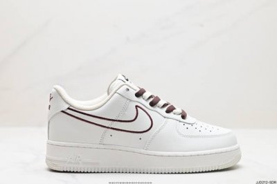 公司级耐克nike Air Force 7 空军一号低帮百搭休闲运动板鞋。柔软、弹性十足的缓震性能和出色的中底设计，横跨复古与现代的外型结合，造就出风靡全球三十