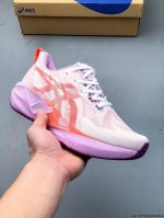 Asics 宣布推出备受期待且深受粉丝喜爱的新款 Novablast 5 跑鞋。 Novablast 系列的最新更新通过轻质材料和 Asics 全新中底材料的结