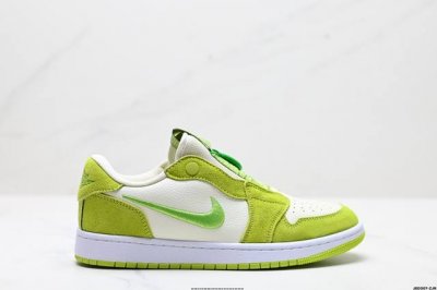 公司级Air Jordan 1 Low Slip Shadow 全新配色 刺绣勾 解构风 乔丹篮球鞋系列 这款特别版采用无鞋带设计 容易穿脱 更有独特刺绣Swo