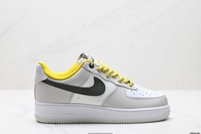真标耐克Nike Air Force 1’07 Lx空军一号低帮百搭休闲运动板鞋。柔软、弹性十足的缓震性能和出色的中底设计，横跨复古与现代的外型结合，造就出风靡