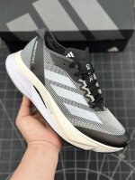 公司级阿迪达斯adidas Adizero Boston 12 M耐磨减震专业跑步鞋 北京马拉松40周年限定。冲向目标，一路向前，不断挑战和突破自我。无论是平时