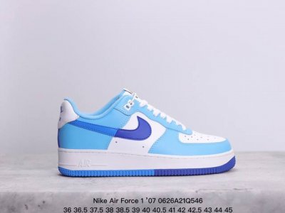 耐克 Nike Air Force 1 ’07 空军一号低帮百搭休闲运动板鞋。柔软、弹性十足的缓震性能和出色的中底设计，横跨复古与现代的外型结合，造就出风靡全球