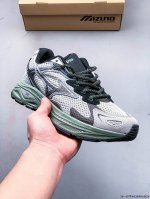 美津浓Mizuno Racer S 软底轻便缓震运动跑步鞋！ Racer S以其软底、轻便和反光特点受到许多跑者的青睐。这款鞋子采用了加厚鞋底和轻质Eva中底设