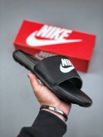 Nike Victori One Slide print Mix 系列夏季沙滩运动防滑一字潮流拖鞋简约清爽的夏季必备单品 焕新升级经典必备设计 轻松驾驭海滩和球
