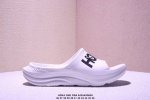 公司级Hoka One Ora 舒适百搭 防滑拖鞋 外观时尚大气 鞋底采用耐磨材质 细致做工 彰显品牌魅力 微翘式鞋头设计 响应灵活 保护脚趾 鞋身运用简洁的色