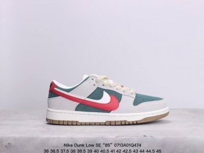 Nike Dunk Low Se “85” 双勾 Nike推出特别版dunk Low企划。此款nike Dunk Low采用灰色面革材质，鞋身左右侧均配有皮革质