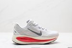公司级Nike Vomero 18 耐克 舒适减震防滑 低帮跑步鞋 全掌Reactx泡绵中底 前掌和后跟还配备了Air Zoom气垫单元 据说跑起来更快更舒适哦
