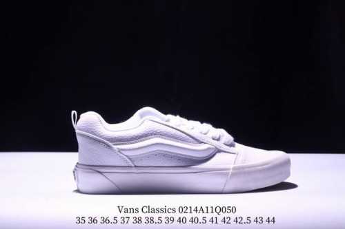 Vans Classics Knu Skool 苏格兰格纹拼接 厚鞋舌面包鞋 Vans联名超火的土豆鞋，复古经典，鞋头放大、包边上移加厚、鞋舌加厚。Vans C