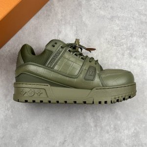 本地 核心私 Lv-路易-威登Trainer 2025走秀最新款原版1：1开发复刻！！上脚非常舒适 做工精细鞋面由意大利进口小牛皮拼接，侧边饰有品牌Logo标志