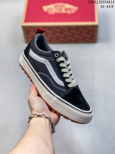 Vans经典款低帮休闲鞋，黑色搭配白色条纹，耐磨生胶底，舒适又耐穿。适合四季穿着。适合日常出行或者搭配36-45 半码36.5..38.5..40.5...42