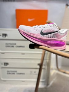Nike Vomero 18 耐克 舒适减震防滑 低帮跑步鞋 全掌Reactx泡绵中底 前掌和后跟还配备了Air Zoom气垫单元 据说跑起来更快更舒适哦 这次