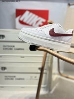 160 Nike Court Vision Alta 低帮百搭透气休闲运动板鞋，经典耐用的设计，兼顾舒适脚感和出众风范，演绎匠心之作。结构性的支撑贴合感结合复古
