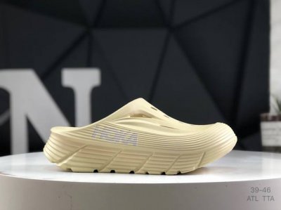 红卡 拖鞋 Hoka 夏季新款百搭沙滩拖鞋 Hoka在超厚中底方面的积累 让它跑在了其他厂商的前面 推出的沙滩拖鞋以缓震和轻量的优势 得到众多跑者的青睐！ 尺码