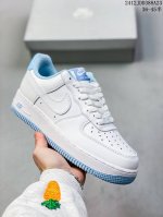 公司级带半码 耐克nike Air Force 7 空军一号低帮百搭休闲运动板鞋。柔软、弹性十足的缓震性能和出色的中底设计，横跨复古与现代的外型结合，造就出风靡