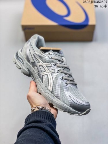 170 Asics Gel-Flux 4 复古单品 这是一款缓冲跑鞋，其设计理念着重在回弹性和舒适性，多重缓震构造，让鞋子充分吸收运动时的冲击力，并提供了很好的