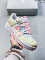 公司级带半码耐克Nike Air Force 1“07 Lv8空军一号低帮百搭休闲运动板鞋。柔软、弹性十足的缓震性能和出色的中底设计，横跨复古与现代的外结合，造