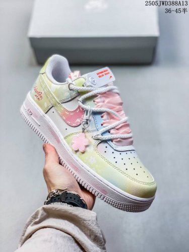 公司级带半码耐克Nike Air Force 1“07 Lv8空军一号低帮百搭休闲运动板鞋。柔软、弹性十足的缓震性能和出色的中底设计，横跨复古与现代的外结合，造