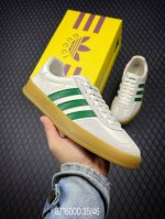 Dadidas X Gucci 重磅联名 三叶草logo与标志性三条杆为设计元素 将其与独属于的gucci 双方选择adidas Originals经典鞋型 G