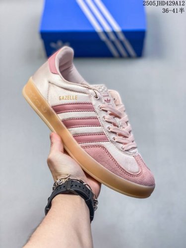 公司级Adidas Originals Gazelle Indoor 三叶草休闲防滑耐磨低帮板鞋 鞋头出色设计 塑就出众贴合感 稳固的后跟贴合足部曲线设计 软弹