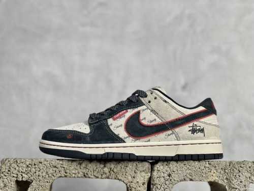 放店私 Nk SB Dunk Low 斯图西联名-弹幕藏蓝勾 周年高端定制 低帮休闲板鞋 DQ1098-520 #定制鞋盒 大厂纯原品质出货 超高清洁度 皮料切