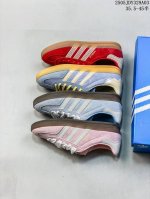 阿迪达斯 Adidas Originals Gazelle Indoor复古三叶草防滑透明橡胶板鞋经典运动鞋。这款经典鞋,忠于原版设计,缀撞色三条纹和鞋跟饰片。