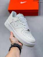 公司级耐克nike Air Force 7 空军一号低帮百搭休闲运动板鞋。柔软、弹性十足的缓震性能和出色的中底设计，横跨复古与现代的外型结合，造就出风靡全球三十