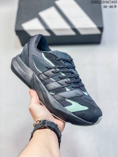 adidas Lightblaze 舒适防滑低帮跑步鞋，轻盈缓震搭载Lghtstrike中底科技