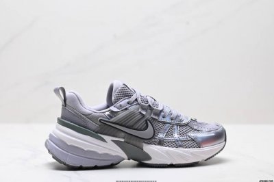 公司级耐克Nike V2K Run跑步鞋复古风潮 网面透气运动鞋 灰银紧致的鞋面材质提供良好的包裹性鞋侧 Swoosh以及鞋头部分搭配增添不少亮点的镀铬细节鞋垫