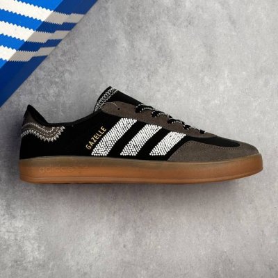 本地260 核心私 公司级Clot Gazelle By Ec 新款平底德训鞋男女款时尚百搭休闲运动板鞋 鞋侧同样是玻璃珠手工刺绣 以皮革 麂皮打造的「Clot
