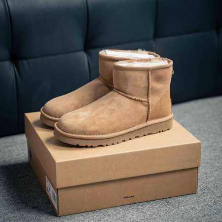 Classic Mini II 迷你经典短靴2.0 鞋筒高：约14CM 鞋面：选用17毫米皮毛一体羊皮，表面预先做过防泼水防污涂层处理 鞋内：17毫米羊皮毛内底 - 点击图像关闭