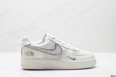 真标耐克Nike Air Force 1’07空军一号低帮百搭休闲运动板鞋。柔软、弹性十足的缓震性能和出色的中底设计，横跨复古与现代的外型结合，造就出风靡全球三