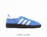 Handball Spezial 低帮学院风复古休闲板鞋 德训鞋 橡胶底柔软皮革经典运动鞋板鞋。圆头、缝合拼接设计、正面绑带、鞋舌部位附有标贴、经典三条杠装饰鞋