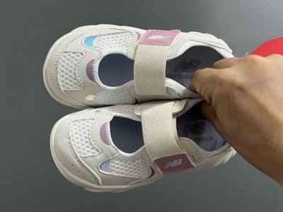 牛B新款920玛丽珍网面拼接魔术贴儿童凉鞋 Size：24-37码 时髦又洋气的Nb玛丽珍系列 网面优质皮料拼接，透气又舒适 1:1高端定制Md大底，脚感超舒服