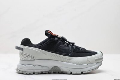 公司级耐克Nike Zoom Vomero Roam 马拉松复古跑五代休闲运动慢跑鞋 采用环保纤维革饰片组合网眼布鞋面材质 升级正确后跟Tpu加固 耐弯折热塑框
