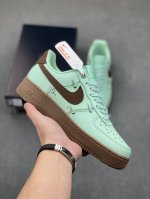 Nike Air Force 1 '07 Low 空军一号含气垫 低帮百搭厚底增高休闲运动板鞋。柔软、弹性十足的缓震性能和出色的中底设计，横跨复古与现代的外型结