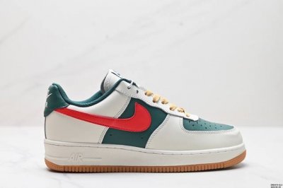 真标耐克nike Air Force 7空军一号低帮百搭休闲运动板鞋。柔软、弹性十足的缓震性能和出色的中底设计，横跨复古与现代的外型结合，造就出风靡全球三十多年
