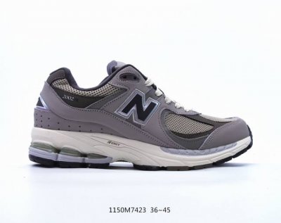 公司级new Balance 2002R 复古单品 热门复古鞋型new Balance 2002R，近日又曝出一款全新配色并释出官图。整双鞋采用棕色和米色主打，